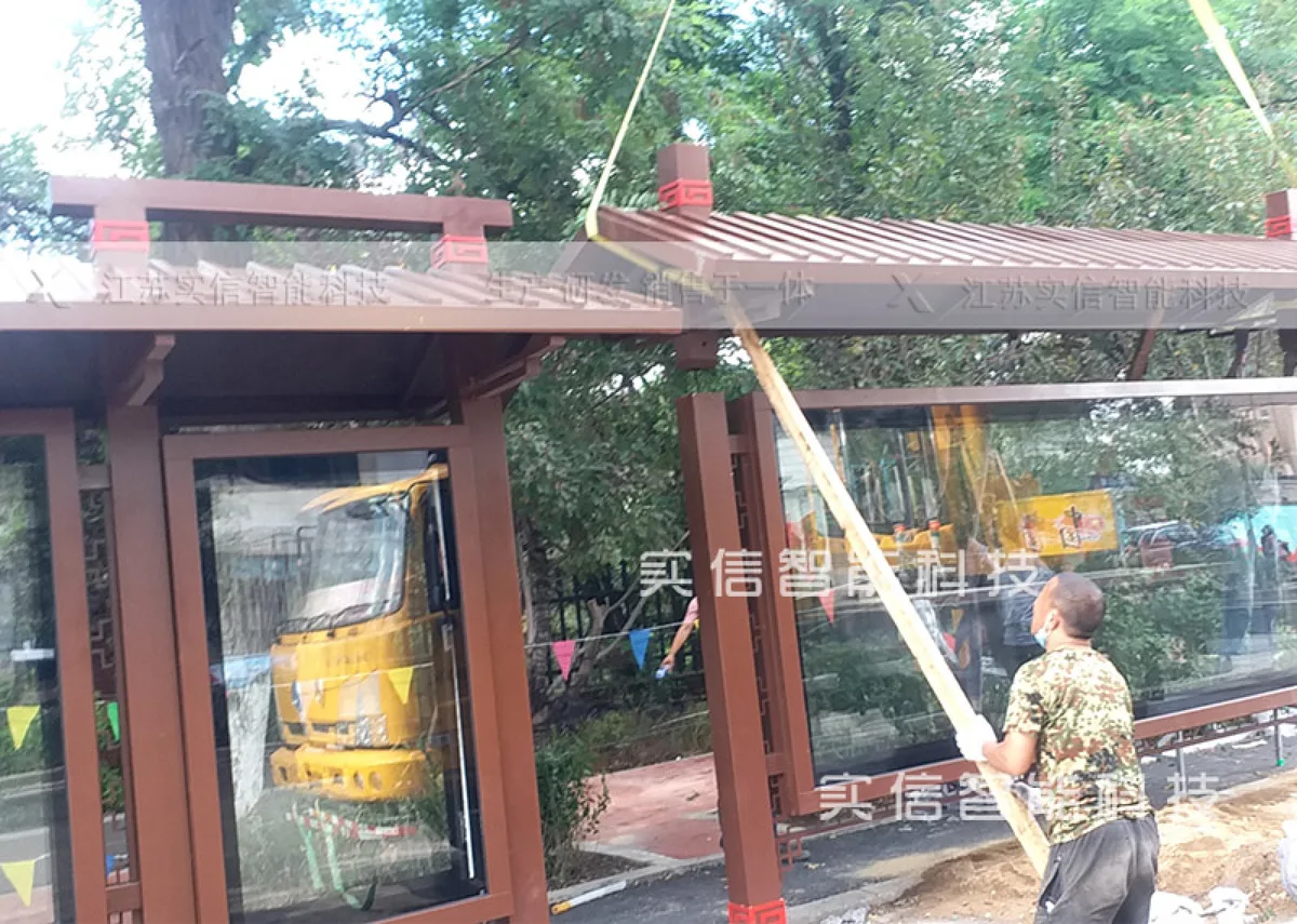 沈阳仿古候车亭安装近景,现场人员在檐口附近作业 沈阳仿古候车亭安装近景,现场人员在檐口附近作业