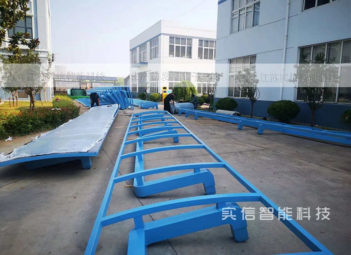 海南候车亭生产实拍,蓝色框架与顶棚构件在厂区分件摆放 海南候车亭生产实拍,蓝色框架与顶棚构件在厂区分件摆放