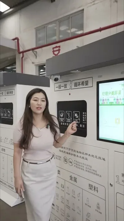 泰州两分类智能垃圾回收箱定制案例:微信扫码投放与自动称重结算(图1) 泰州客户定制的两分类智能垃圾回收箱厂内实拍,展示箱体、交互屏、摄像头与分类图文说明。