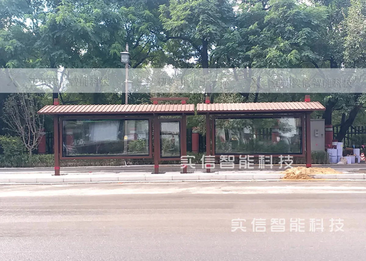 沈阳仿古候车亭道路实拍,红色坡顶、展示面与座椅布局 沈阳仿古候车亭道路实拍,红色坡顶、展示面与座椅布局